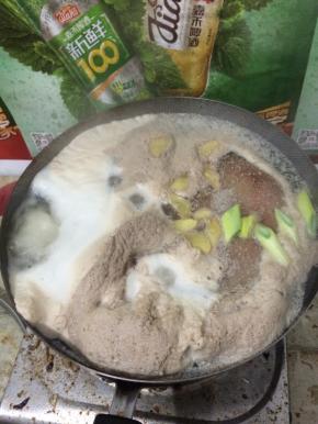 水煮开后，再煮7-8分钟，把猪肝捞出。