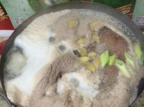 水煮开后，再煮7-8分钟，把猪肝捞出。