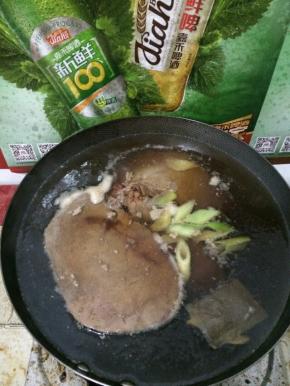 另起一锅，放入煮好的猪肝，葱段、姜片、适量生抽、盐和炖肉料，大火煮开后关小火1-2小时。