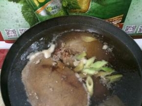 另起一锅，放入煮好的猪肝，葱段、姜片、适量生抽、盐和炖肉料，大火煮开后关小火1-2小时。