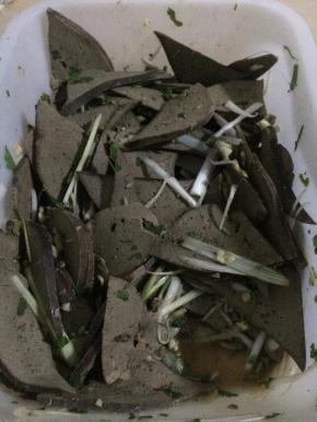 猪肝捞出切片，根据个人口味放入辣椒油、葱蒜、醋和香油进行调味，开吃~