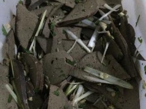 猪肝捞出切片，根据个人口味放入辣椒油、葱蒜、醋和香油进行调味，开吃~