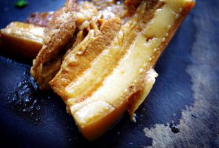 制作腊汁肉：将猪肉放入凉水中浸泡2个小时以上,中间最好换两次水，这样肉里面的淤血都会被泡出来；以上用料除了肉以外的材全部加适量水烧开煮10分钟，将泡好的五花肉放进去，小火卤1-2小时，直到肉特别烂就可以关火了，不用急着捞出来，直接让肉浸在卤汁里面，需要用的时候再拿出来