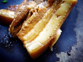 制作腊汁肉：将猪肉放入凉水中浸泡2个小时以上,中间最好换两次水，这样肉里面的淤血都会被泡出来；以上用料除了肉以外的材全部加适量水烧开煮10分钟，将泡好的五花肉放进去，小火卤1-2小时，直到肉特别烂就可以关火了，不用急着捞出来，直接让肉浸在卤汁里面，需要用的时候再拿出来