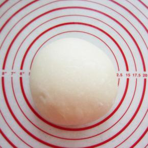 制作夹馍：将面粉放入盆中放入酵母粉、泡打粉、食用碱和色拉油；倒入清水用筷子搅拌成雪花状面絮；将用手揉成光滑的面团（面团要稍微硬一点）；盖上醒发10分钟（白馍是半发酵面团，是不需要发至2倍大的）