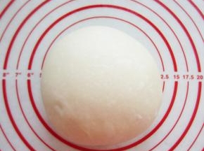 制作夹馍：将面粉放入盆中放入酵母粉、泡打粉、食用碱和色拉油；倒入清水用筷子搅拌成雪花状面絮；将用手揉成光滑的面团（面团要稍微硬一点）；盖上醒发10分钟（白馍是半发酵面团，是不需要发至2倍大的）