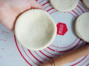 用擀面杖擀成0.8厘米厚。直径大约10厘米左右的圆饼，将其他的几份也同样制作