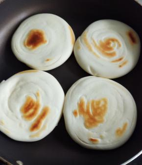 煎锅烧热不用放油，将擀好的饼放入锅中盖上锅盖，小火将一面烙上色再翻面还是盖上锅盖小火烙上色，拿到预热好的烤箱中烤7-8分钟，饼就烙好了；（如果没有烤箱的可以直接用平底锅烙熟）