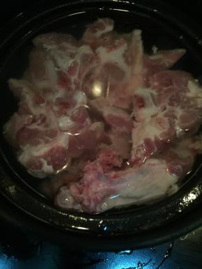 排骨放在清水中大火烹煮，加一大勺料酒煮至变色，煮出血水后捞出洗干净备用