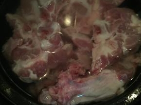 排骨放在清水中大火烹煮，加一大勺料酒煮至变色，煮出血水后捞出洗干净备用