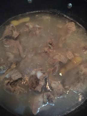 起锅加水放入排骨，一次加足够量，不然后面放进菜就不够了。然后放入姜片，大火煮开，然后转小火慢炖，大概过半个小时就会看到汤开始变白了。继续煮，时间总共一个小时左右（可以用筷子试下软烂程度）