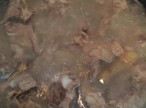 起锅加水放入排骨，一次加足够量，不然后面放进菜就不够了。然后放入姜片，大火煮开，然后转小火慢炖，大概过半个小时就会看到汤开始变白了。继续煮，时间总共一个小时左右（可以用筷子试下软烂程度）