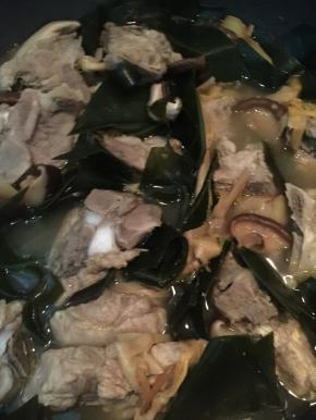 最后依次放入海带香菇，和黄花菜等材料，大火煮开，然后转小火，继续再炖15分钟左右即可出锅，临出锅放入香葱沫。