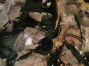 最后依次放入海带香菇，和黄花菜等材料，大火煮开，然后转小火，继续再炖15分钟左右即可出锅，临出锅放入香葱沫。