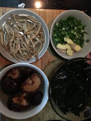 干货提前泡软，然后切块备用。海带要泡，去除些盐味，不然会咸的。切小葱沫。生姜片