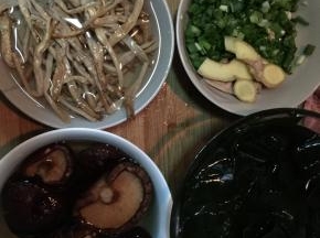 干货提前泡软，然后切块备用。海带要泡，去除些盐味，不然会咸的。切小葱沫。生姜片