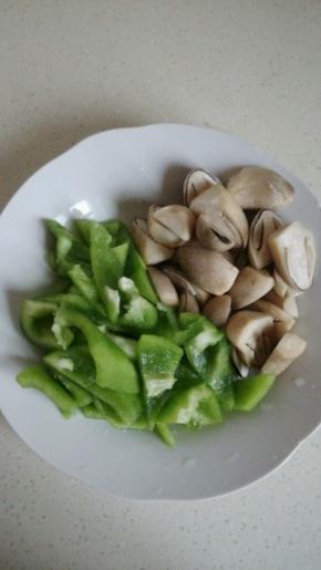 青椒和草菇洗净切成块状。