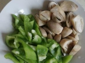 青椒和草菇洗净切成块状。