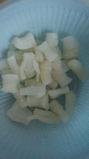 蹄筋清水泡发后洗净切段。