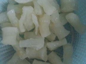 蹄筋清水泡发后洗净切段。