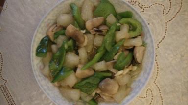 热锅热油下青椒草菇翻炒，再下蹄筋，翻炒放盐，糖。倒入少量水焖3-5分钟，大火收汁勾芡，即可出锅。