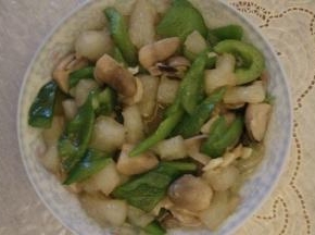 热锅热油下青椒草菇翻炒，再下蹄筋，翻炒放盐，糖。倒入少量水焖3-5分钟，大火收汁勾芡，即可出锅。