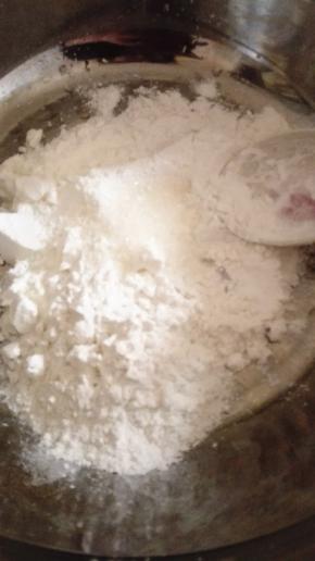 将糯米粉，淀粉和白砂糖放在盆内，搅拌均匀