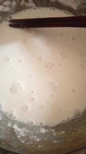 将清水沿着盆边转圈式的倒入，用筷子搅拌均匀