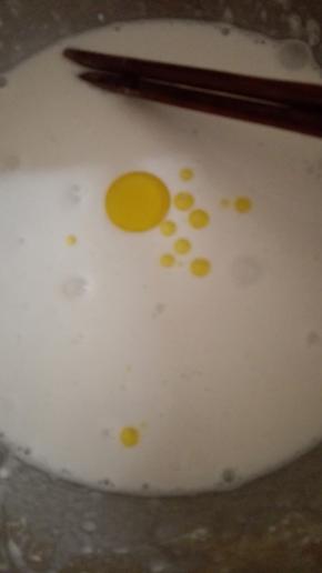 将玉米油倒入并搅拌均匀