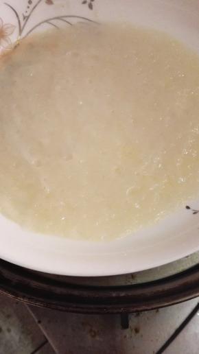 将盘子放在蒸锅上，盖上保鲜膜，大火蒸20分钟