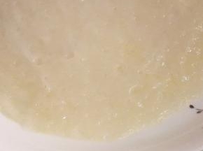 将盘子放在蒸锅上，盖上保鲜膜，大火蒸20分钟