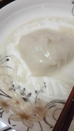 蒸好之后取出盘子，用筷子搅拌成糯米皮