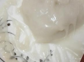 蒸好之后取出盘子，用筷子搅拌成糯米皮