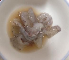 虾仁洗净去掉虾线，用少许的胡椒粉和盐腌制10分钟