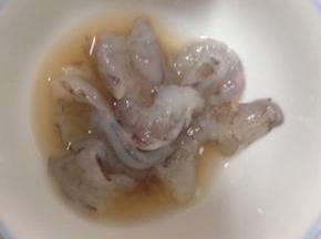 虾仁洗净去掉虾线，用少许的胡椒粉和盐腌制10分钟