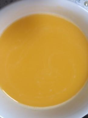 将鸡蛋打成蛋液，加入适量的盐，倒入温水，温水与蛋液的比例是1；1.5。搅拌均匀