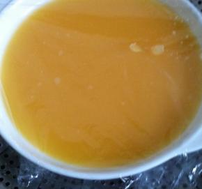 装有鸡蛋的碗上盖上保鲜膜，放入蒸锅中，中火蒸10分钟