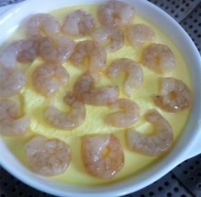 把保鲜膜去掉，加上虾仁，接着蒸5分钟就可以出锅