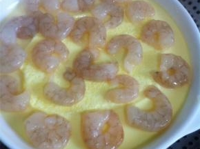 把保鲜膜去掉，加上虾仁，接着蒸5分钟就可以出锅