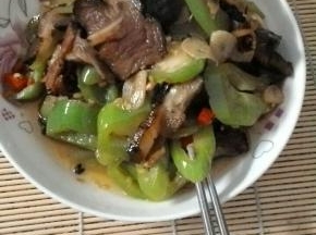 青椒炒熟后加盐调味，出锅装盘