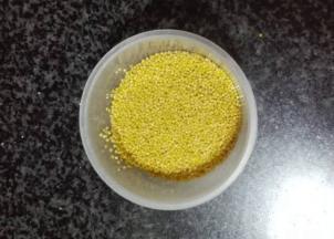取一小碗小米淘洗干净
