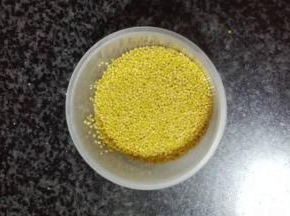 取一小碗小米淘洗干净