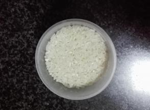 取同等分量大米淘洗干净