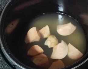 红薯削皮切成小块，与小米、大米同时放入电压力锅中，选择煮粥模式即可