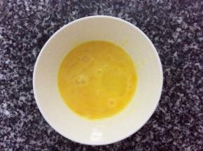 打一个鸡蛋在碗里，搅拌均匀成蛋液