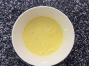 在蛋液中加入同比例的牛奶，搅拌均匀