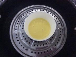锅中放入适量清水，把搅拌好的牛奶蛋液放在蒸格上，加盖蒸5分钟