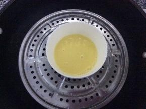 锅中放入适量清水，把搅拌好的牛奶蛋液放在蒸格上，加盖蒸5分钟