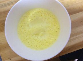 5分钟后关火，Q弹爽滑的牛奶蒸蛋完成