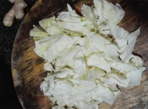 圆白菜清水洗净后切成小块